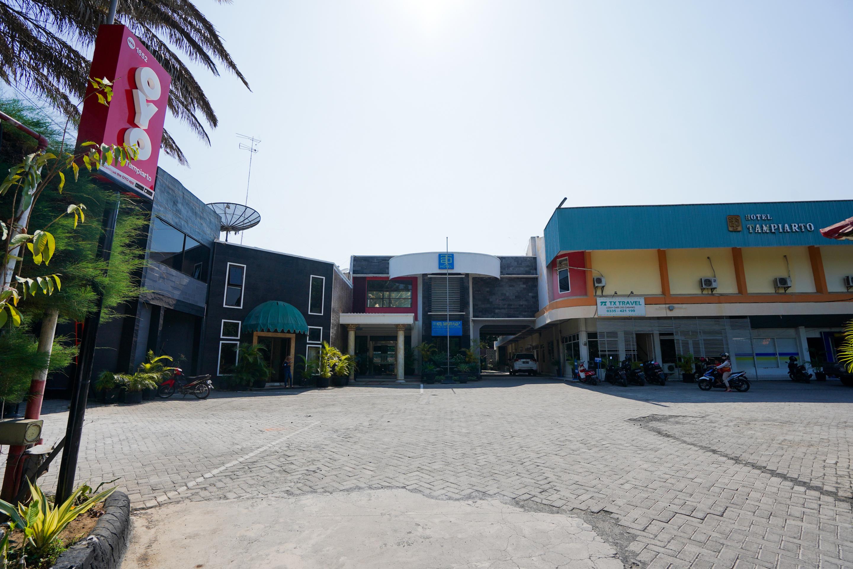 Oyo 1652 Hotel Tampiarto Probolinggo Eksteriør bilde