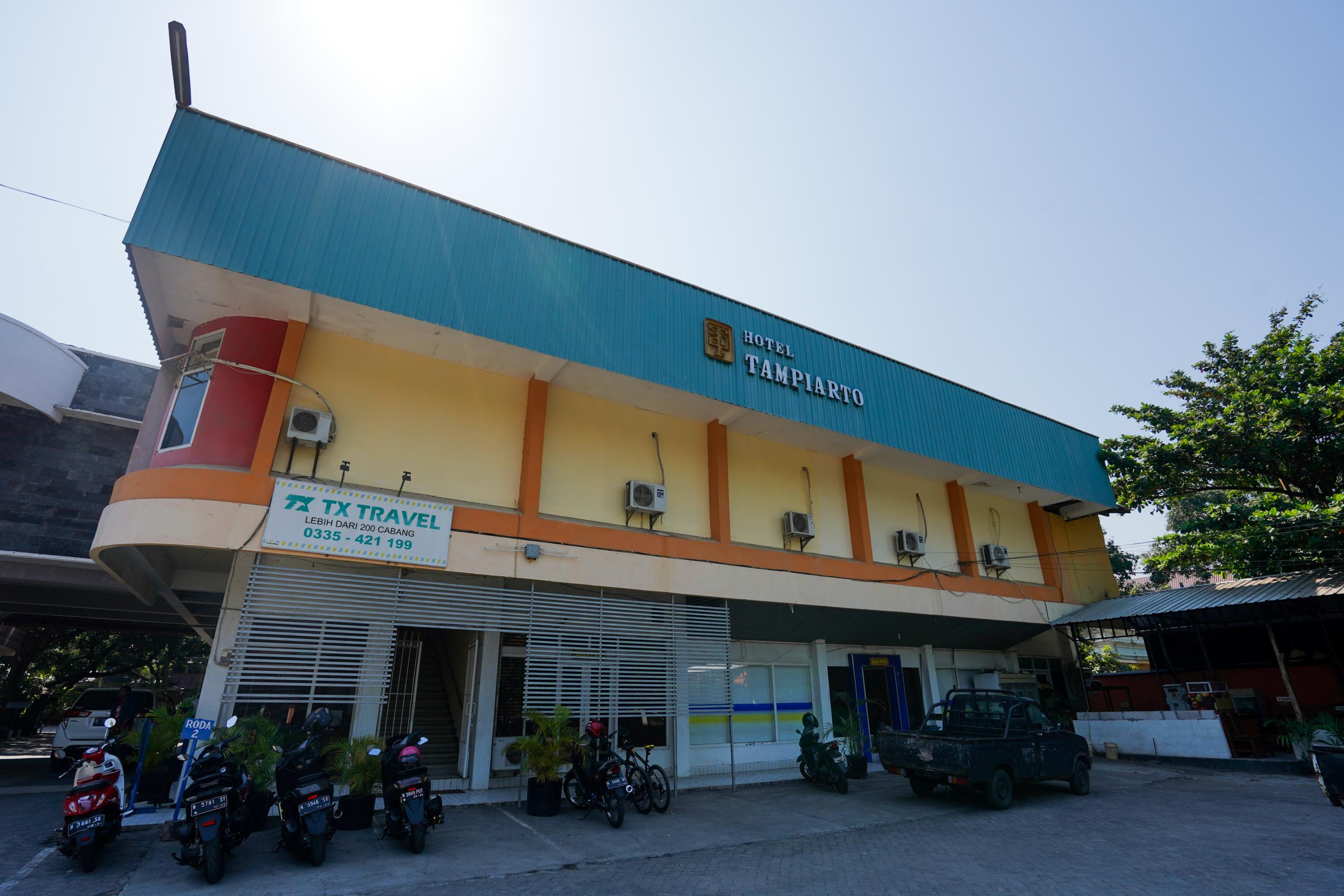 Oyo 1652 Hotel Tampiarto Probolinggo Eksteriør bilde