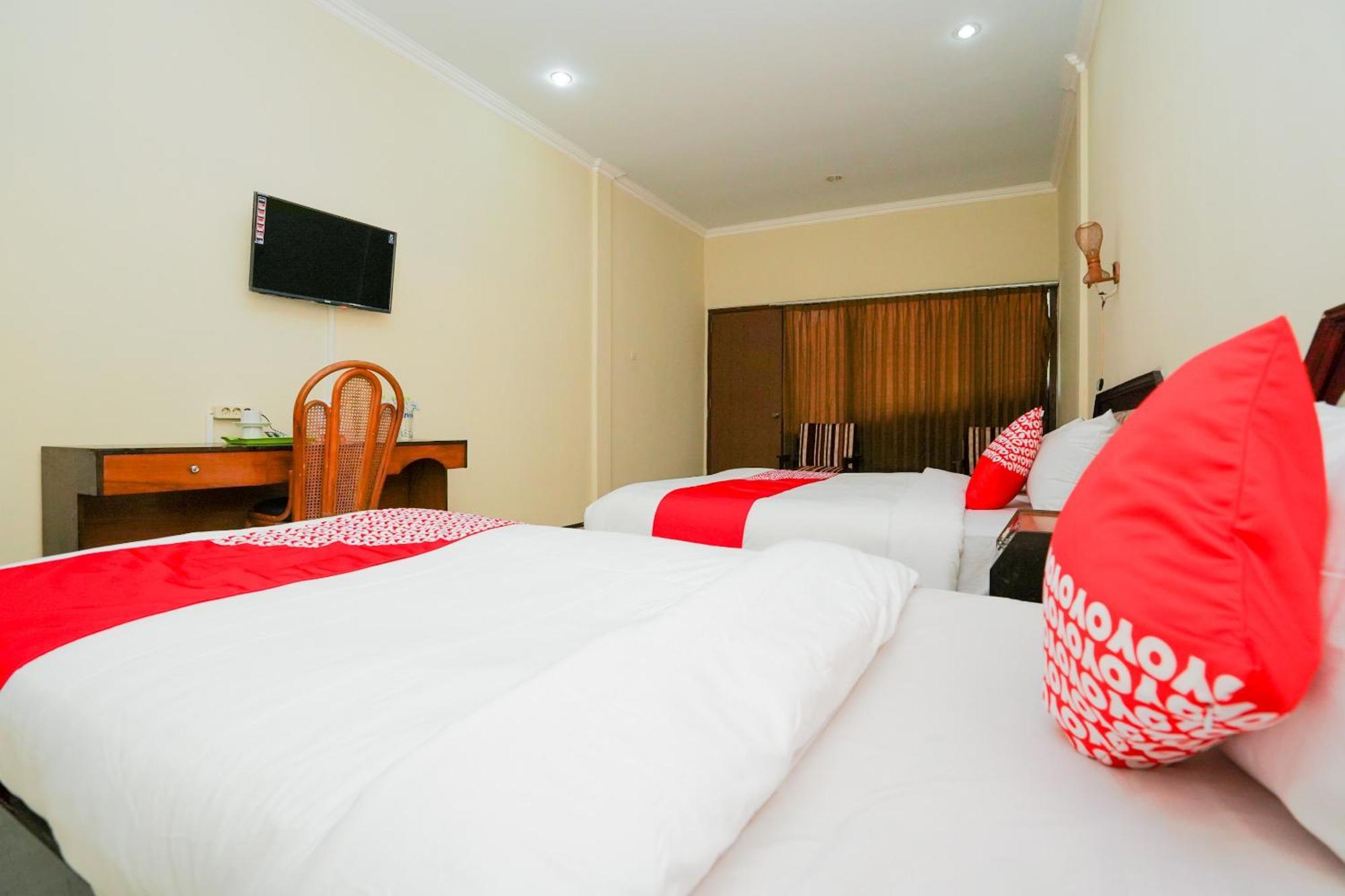 Oyo 1652 Hotel Tampiarto Probolinggo Eksteriør bilde