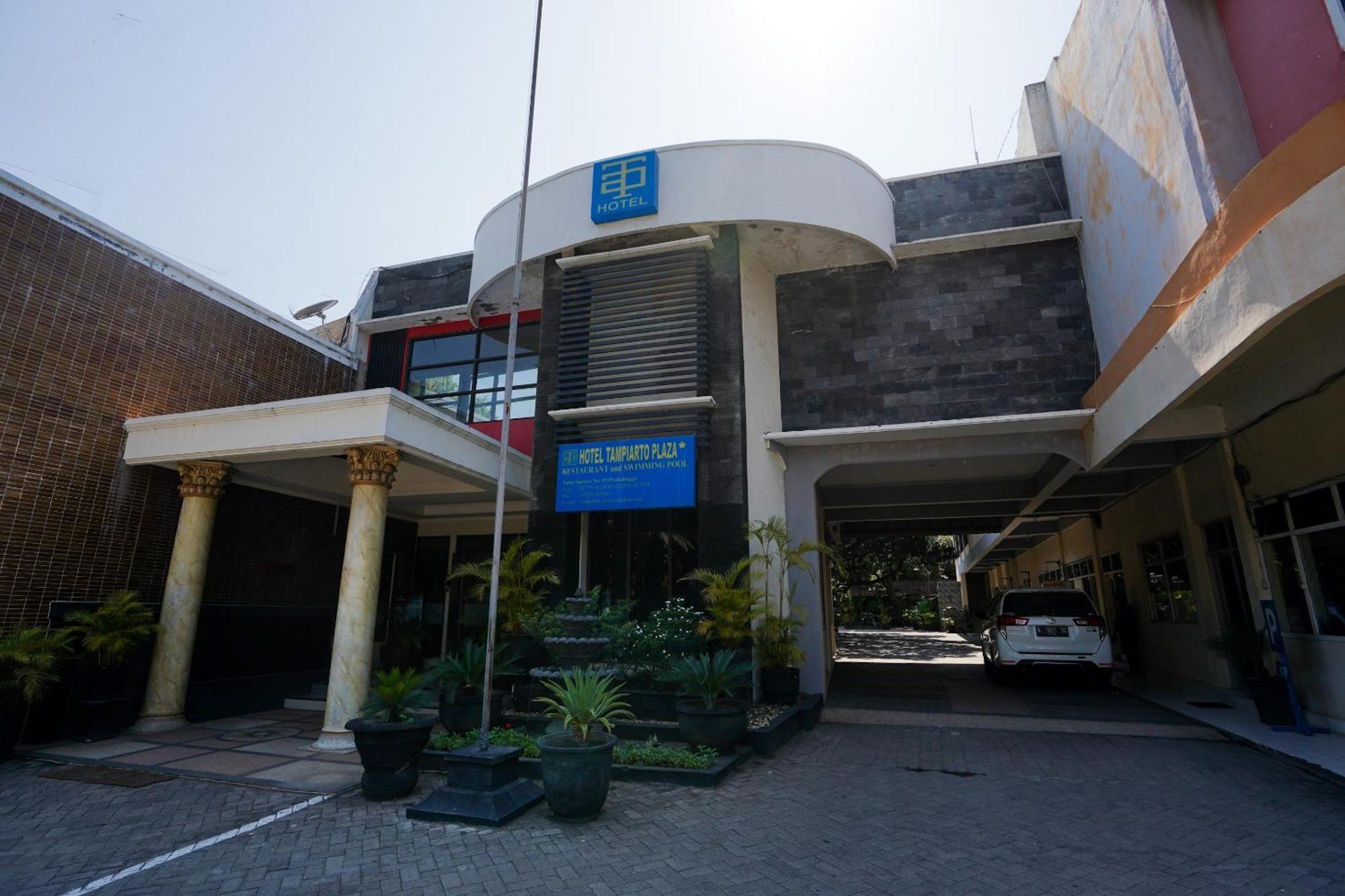 Oyo 1652 Hotel Tampiarto Probolinggo Eksteriør bilde